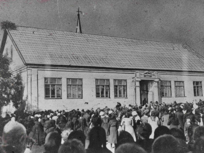 Foto der historischen Volksschule in Friedenstal