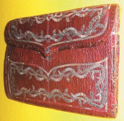 Geldtasche aus rotem Leder mit beiger Seidenstickerei