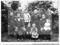  Postkarte - Deutsche Bauernfamilie im Hausgarten ca. 1905