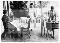 Postkarte - Bäuerin mit ihren Töchtern bei häuslichen Arbeiten